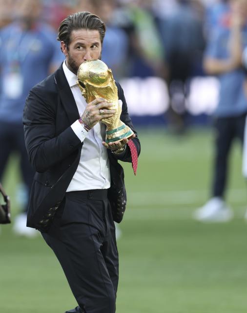(260720) -- NEW JERSEY, July 20, 2026 (Xinhua) -- Former Spain footballer Sergio Ramos brings the trophy to the pitch before the awarding ceremony after the final match between Spain and Argentina at the 2026 FIFA World Cup at the New York New Jersey Stadium, the United States, July 19, 2026. (Xinhua/Li Ming)
