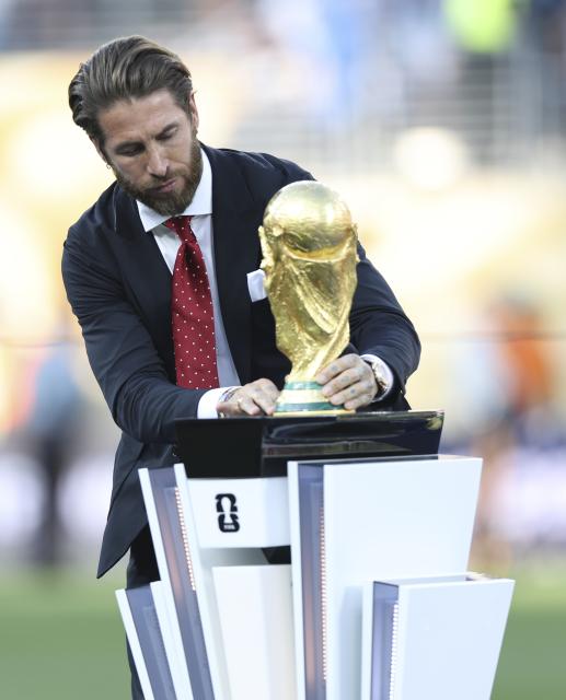 (260720) -- NEW JERSEY, July 20, 2026 (Xinhua) -- Former Spain footballer Sergio Ramos places the trophy before the awarding ceremony after the final match between Spain and Argentina at the 2026 FIFA World Cup at the New York New Jersey Stadium, the United States, July 19, 2026. (Xinhua/Li Ming)