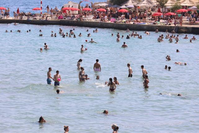 (260720) -- SPLIT, July 20, 2026 (Xinhua) -- People enjoy leisure time at Bacvice Beach in Split, Croatia, on July 19, 2026. (Ivana Ivanovic/PIXSELL via Xinhua)