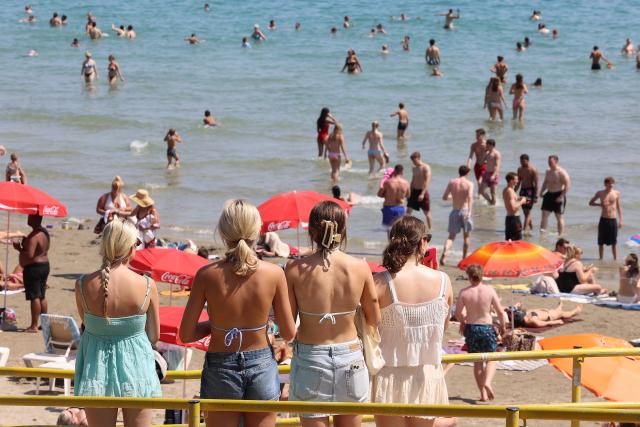 (260720) -- SPLIT, July 20, 2026 (Xinhua) -- People enjoy leisure time at Bacvice Beach in Split, Croatia, on July 19, 2026. (Ivana Ivanovic/PIXSELL via Xinhua)