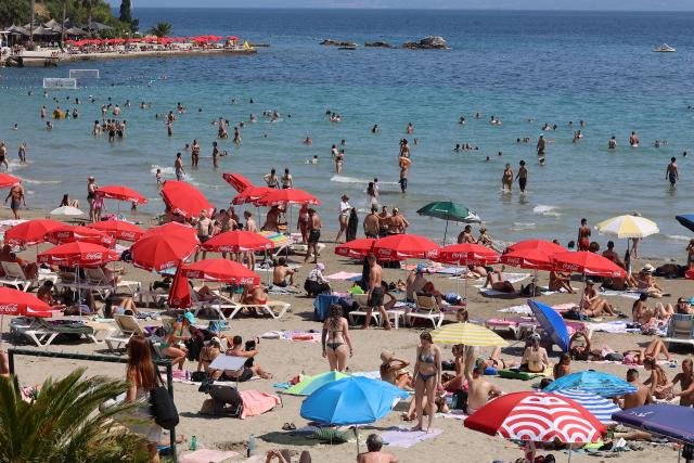 (260720) -- SPLIT, July 20, 2026 (Xinhua) -- People enjoy leisure time at Bacvice Beach in Split, Croatia, on July 19, 2026. (Ivana Ivanovic/PIXSELL via Xinhua)
