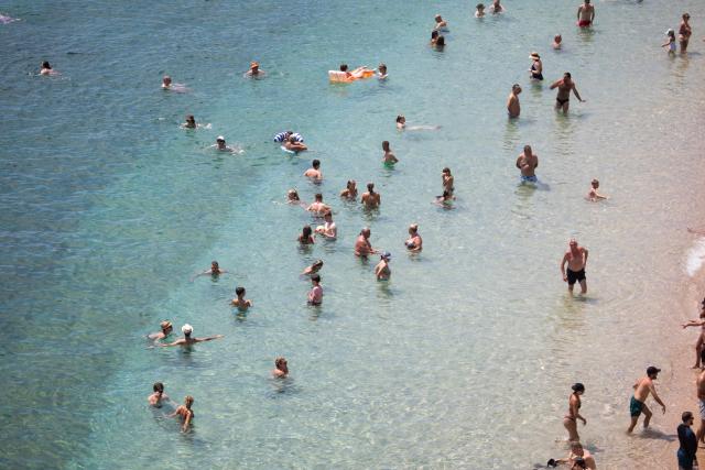 (260720) -- SPLIT, July 20, 2026 (Xinhua) -- People enjoy leisure time at Bacvice Beach in Split, Croatia, on July 19, 2026. (Grgo Jelavic/PIXSELL via Xinhua)