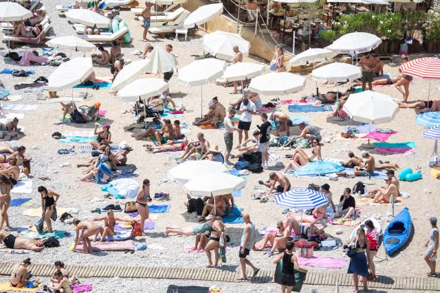 (260720) -- SPLIT, July 20, 2026 (Xinhua) -- People enjoy leisure time at Bacvice Beach in Split, Croatia, on July 19, 2026. (Grgo Jelavic/PIXSELL via Xinhua)