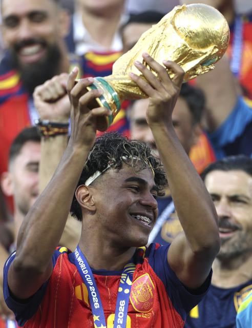 (260720) -- NEW JERSEY, July 20, 2026 (Xinhua) -- Spain's Lamine Yamal lifts the World Cup trophy during the awarding ceremony after the final match between Spain and Argentina at the 2026 FIFA World Cup at the New York New Jersey Stadium, the United States, July 19, 2026. (Xinhua/Li Ming)