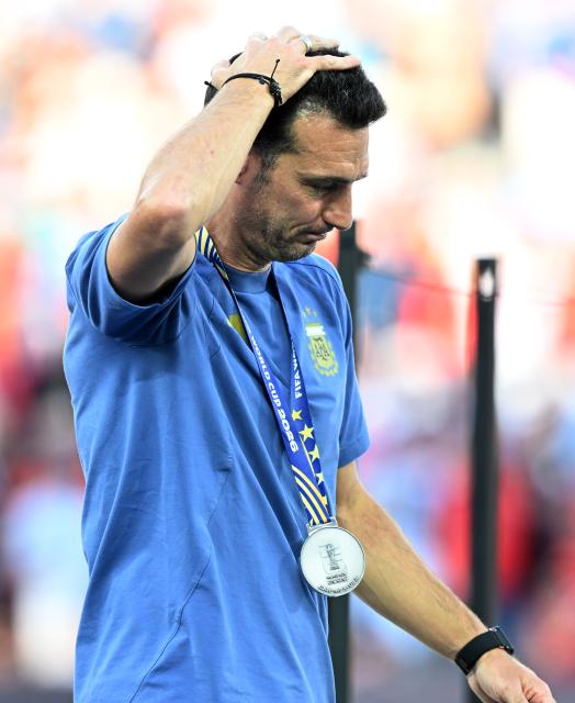 (260720) -- NEW JERSEY, July 20, 2026 (Xinhua) -- Argentina's head coach Lionel Scaloni looks disappointed after receiving the runners up medal during the awarding ceremony after the final match between Spain and Argentina at the 2026 FIFA World Cup at the New York New Jersey Stadium, the United States, July 19, 2026. (Xinhua/Wu Xiaoling)