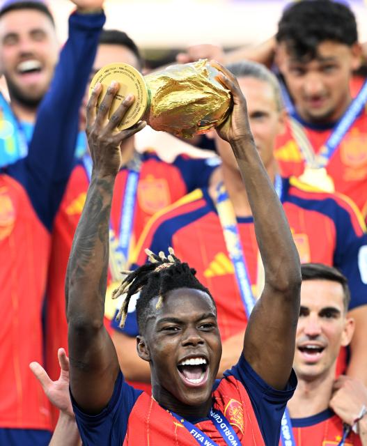(260720) -- NEW JERSEY, July 20, 2026 (Xinhua) -- Spain's Nico Williams lifts the World Cup trophy during the awarding ceremony after the final match between Spain and Argentina at the 2026 FIFA World Cup at the New York New Jersey Stadium, the United States, July 19, 2026. (Xinhua/Wu Xiaoling)