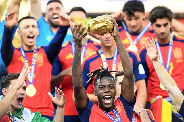 (260720) -- NEW JERSEY, July 20, 2026 (Xinhua) -- Spain's Nico Williams lifts the World Cup trophy during the awarding ceremony after the final match between Spain and Argentina at the 2026 FIFA World Cup at the New York New Jersey Stadium, the United States, July 19, 2026. (Xinhua/Wu Xiaoling)