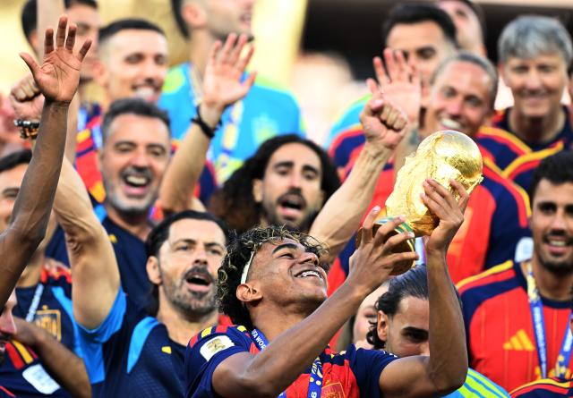 (260720) -- NEW JERSEY, July 20, 2026 (Xinhua) -- Spain's Lamine Yamal lifts the World Cup trophy during the awarding ceremony after the final match between Spain and Argentina at the 2026 FIFA World Cup at the New York New Jersey Stadium, the United States, July 19, 2026. (Xinhua/Wu Xiaoling)