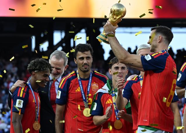 (260720) -- NEW JERSEY, July 20, 2026 (Xinhua) -- Fabian Ruiz (1st R) of Spain holds the trophy during the awarding ceremony after the final match between Spain and Argentina at the 2026 FIFA World Cup at the New York New Jersey Stadium, the United States, July 19, 2026. (Xinhua/Xiao Yijiu)