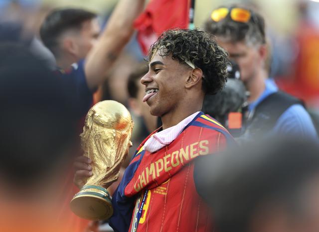 (260720) -- NEW JERSEY, July 20, 2026 (Xinhua) -- Spain's Lamine Yamal poses with the World Cup trophy after the awarding ceremony following the final match between Spain and Argentina at the 2026 FIFA World Cup at the New York New Jersey Stadium, the United States, July 19, 2026. (Xinhua/Li Ming)