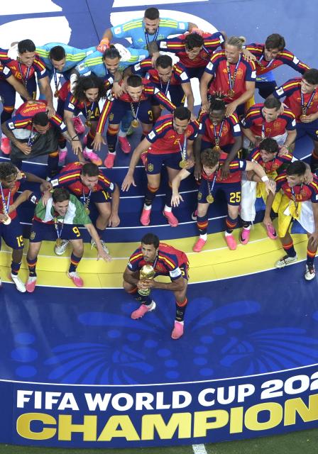 (260720) -- NEW JERSEY, July 20, 2026 (Xinhua) -- Team Spain celebrate during the awarding ceremony after the final match between Spain and Argentina at the 2026 FIFA World Cup at the New York New Jersey Stadium, the United States, July 19, 2026. (Xinhua/Chen Yichen)