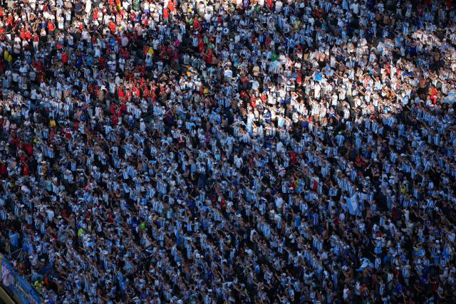 (260720) -- NEW JERSEY, July 20, 2026 (Xinhua) -- Spectators react after the final match between Spain and Argentina at the 2026 FIFA World Cup at the New York New Jersey Stadium, the United States, July 19, 2026. (Xinhua/Hu Xingyu)