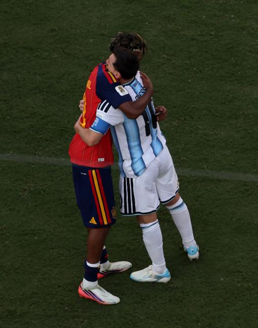 (260720) -- NEW JERSEY, July 20, 2026 (Xinhua) -- Lamine Yamal (L) of Spain hugs Lionel Messi of Argentina after the final match between Spain and Argentina at the 2026 FIFA World Cup at the New York New Jersey Stadium, the United States, July 19, 2026. (Xinhua/Hu Xingyu)