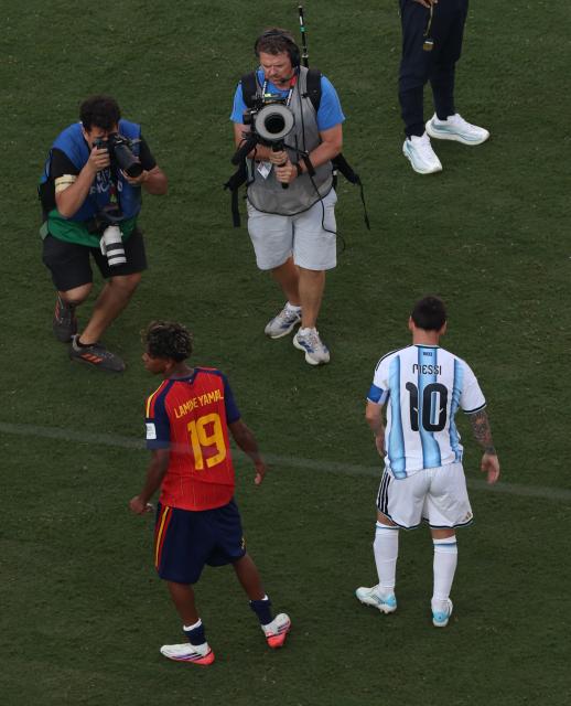 (260720) -- NEW JERSEY, July 20, 2026 (Xinhua) -- Lamine Yamal (bottom L) of Spain and Lionel Messi (bottom R) of Argentina react after the final match between Spain and Argentina at the 2026 FIFA World Cup at the New York New Jersey Stadium, the United States, July 19, 2026. (Xinhua/Hu Xingyu)