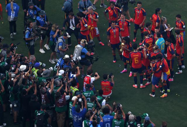 (260720) -- NEW JERSEY, July 20, 2026 (Xinhua) -- Team Spain celebrate after the final match between Spain and Argentina at the 2026 FIFA World Cup at the New York New Jersey Stadium, the United States, July 19, 2026. (Xinhua/Hu Xingyu)
