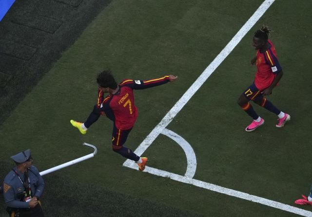 (260720) -- NEW JERSEY, July 20, 2026 (Xinhua) -- Ferran Torres (C) of Spain celebrates scoring during the final match between Spain and Argentina at the 2026 FIFA World Cup at the New York New Jersey Stadium, the United States, July 19, 2026. (Xinhua/Chen Yichen)
