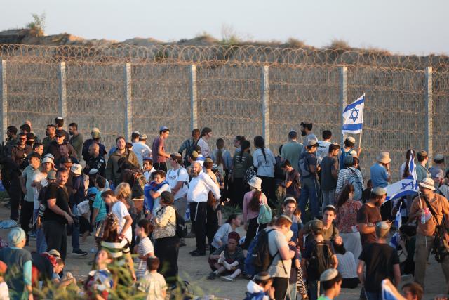(260720) -- GAZA, July 20, 2026 (Xinhua) -- Israeli settler activists march on the Israeli side near the separation barrier with the Gaza Strip, calling for the reestablishment of Israeli settlements in the Gaza Strip, on July 19, 2026. (Photo by Jamal Awad/Xinhua)