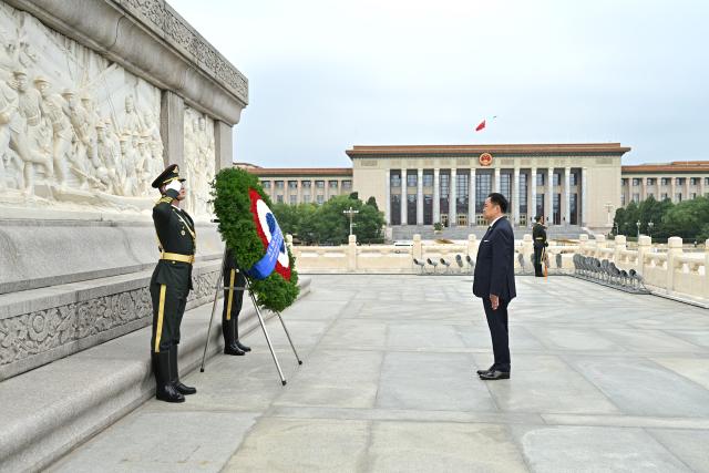 (260720) -- BEIJING, July 20, 2026 (Xinhua) -- Thai Prime Minister Anutin Charnvirakul lays a wreath at the Monument to the People's Heroes on Tian'anmen Square in Beijing, capital of China, July 20, 2026. (Xinhua/Li Xin)