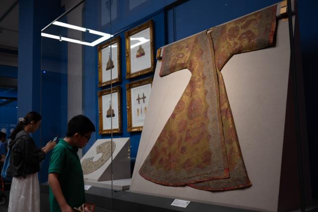 (260720) -- WUHAN, July 20, 2026 (Xinhua) -- Visitors view exhibits during the exhibition "Treasures of the Kremlin: From Peter the Great to Catherine the Great" at Hubei Provincial Museum in Wuhan, central China's Hubei Province, July 20, 2026. Jointly organized by Hubei Provincial Museum and the Moscow Kremlin Museums, the exhibition features 129 sets of precious artifacts dating from the 17th to 18th centuries, showcasing the rise, reforms and prosperity of the Russian Empire. (Xinhua/Du Zixuan)