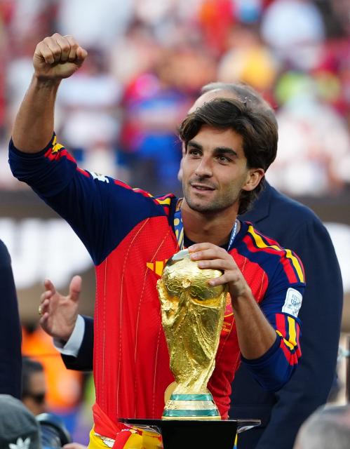 (260720) -- NEW JERSEY, July 20, 2026 (Xinhua) -- Ferran Torres of Spain celebrates with the trophy during the awarding ceremony after the final match between Spain and Argentina at the 2026 FIFA World Cup at the New York New Jersey Stadium, the United States, July 19, 2026. (Xinhua/Jia Haocheng)