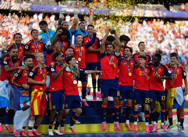 (260720) -- NEW JERSEY, July 20, 2026 (Xinhua) -- Team Spain celebrate during the awarding ceremony after the final match between Spain and Argentina at the 2026 FIFA World Cup at the New York New Jersey Stadium, the United States, July 19, 2026. (Xinhua/Jia Haocheng)