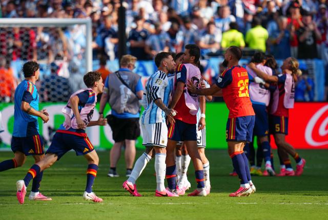 (260720) -- NEW JERSEY, July 20, 2026 (Xinhua) -- Otamendi (3rd L, front) of Argentina and Rodri (2nd R, front) of Spain clash after the final match between Spain and Argentina at the 2026 FIFA World Cup at the New York New Jersey Stadium, the United States, July 19, 2026. (Xinhua/Jia Haocheng)