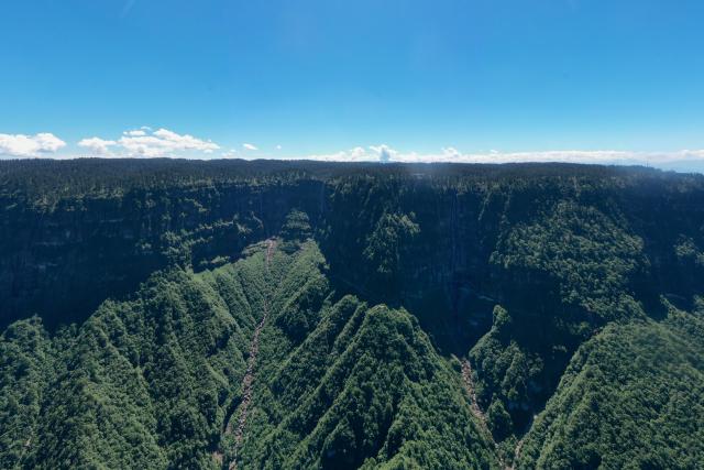 (260720) -- CHENGDU, July 20, 2026 (Xinhua) -- An aerial drone photo taken on July 19, 2026 shows a panorama view of the Wawu Mountain in Hongya County, southwest China's Sichuan Province. Known for its distinctive table-mountain landform, Wawu Mountain features a summit plateau covering about 11 square kilometers, making it a popular tourist destination. (Xinhua/Xu Bingjie)