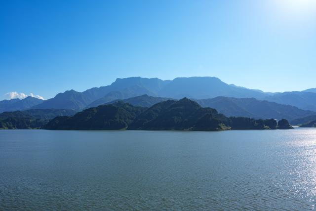 (260720) -- CHENGDU, July 20, 2026 (Xinhua) -- This photo taken on July 19, 2026 shows the scenery of the Wawu Mountain in Hongya County, southwest China's Sichuan Province. Known for its distinctive table-mountain landform, Wawu Mountain features a summit plateau covering about 11 square kilometers, making it a popular tourist destination. (Xinhua/Xu Bingjie)