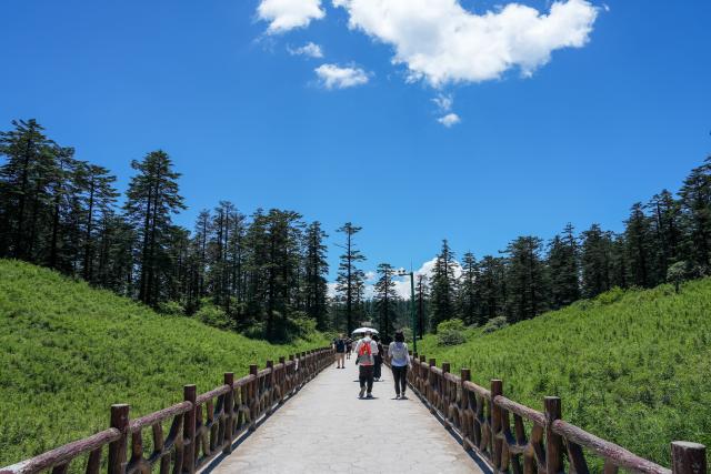 (260720) -- CHENGDU, July 20, 2026 (Xinhua) -- Tourists visit the Wawu Mountain in Hongya County, southwest China's Sichuan Province, July 19, 2026. Known for its distinctive table-mountain landform, Wawu Mountain features a summit plateau covering about 11 square kilometers, making it a popular tourist destination. (Xinhua/Xu Bingjie)