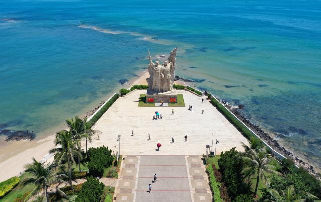 (260720) -- HAIKOU, July 20, 2026 (Xinhua) -- An aerial drone photo taken on July 11, 2026 shows tourists visiting a park in Lingao County, south China's Hainan Province. Hainan is seeing a surge in visitors during the summer holiday season. (Xinhua/Guo Cheng)
