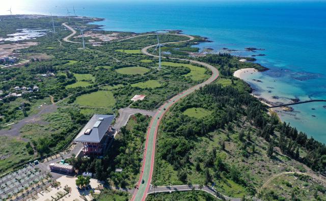 (260720) -- HAIKOU, July 20, 2026 (Xinhua) -- An aerial drone photo taken on July 11, 2026 shows vehicles running on a loop highway in Danzhou, south China's Hainan Province. Hainan is seeing a surge in visitors during the summer holiday season. (Xinhua/Guo Cheng)