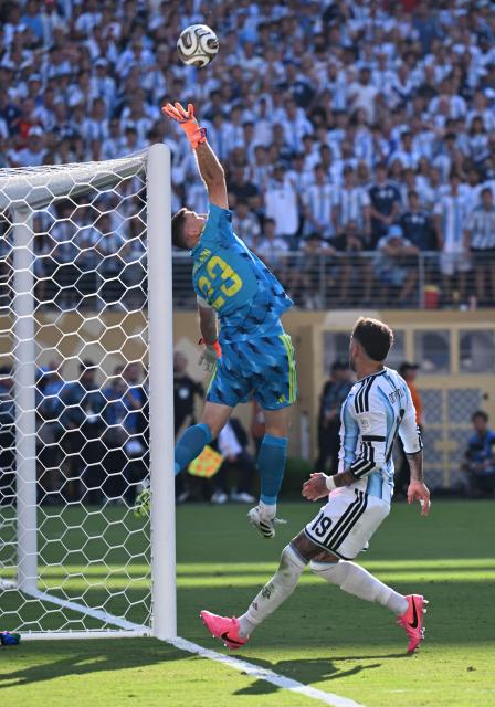 (260720) -- NEW JERSEY, July 20, 2026 (Xinhua) -- Unai Simon (L), goalkeeper of Spain, makes a save during the final match between Spain and Argentina at the 2026 FIFA World Cup at the New York New Jersey Stadium, the United States, July 19, 2026. (Xinhua/Xiao Yijiu)