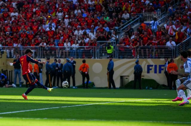 (260720) -- NEW JERSEY, July 20, 2026 (Xinhua) -- Ferran Torres (L) of Spain shoots to score during the final match between Spain and Argentina at the 2026 FIFA World Cup at the New York New Jersey Stadium, the United States, July 19, 2026. (Xinhua/Jia Haocheng)