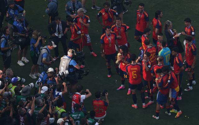 (260720) -- NEW JERSEY, July 20, 2026 (Xinhua) -- Team Spain celebrate after the awarding ceremony following the final match between Spain and Argentina at the 2026 FIFA World Cup at the New York New Jersey Stadium, the United States, July 19, 2026. (Xinhua/Hu Xingyu)