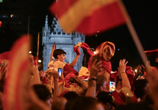 (260720) -- MADRID, July 20, 2026 (Xinhua) -- Fans of team Spain celebrate after Spain defeated Argentina in the final match of the 2026 FIFA World Cup in Madrid, Spain, July 19, 2026. (Xinhua/Cheng Min)
