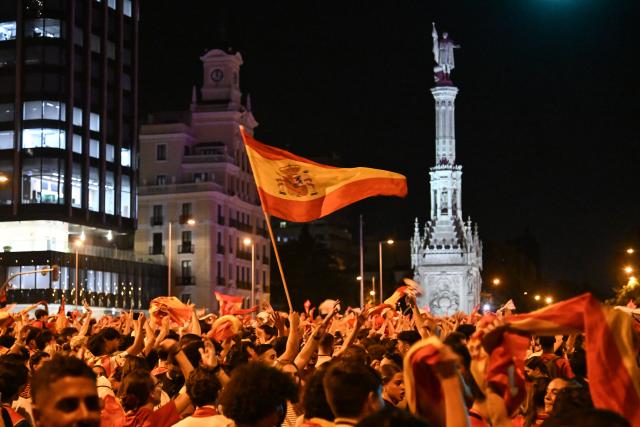 (260720) -- MADRID, July 20, 2026 (Xinhua) -- Fans of team Spain celebrate after Spain defeated Argentina in the final match of the 2026 FIFA World Cup in Madrid, Spain, July 19, 2026. (Xinhua/Cheng Min)