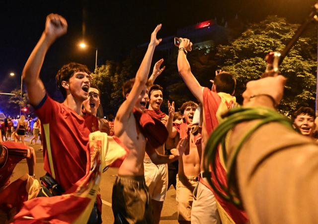 (260720) -- MADRID, July 20, 2026 (Xinhua) -- Fans of team Spain celebrate after Spain defeated Argentina in the final match of the 2026 FIFA World Cup in Madrid, Spain, July 19, 2026. (Xinhua/Cheng Min)