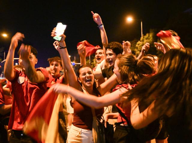 (260720) -- MADRID, July 20, 2026 (Xinhua) -- Fans of team Spain celebrate after Spain defeated Argentina in the final match of the 2026 FIFA World Cup in Madrid, Spain, July 19, 2026. (Xinhua/Cheng Min)