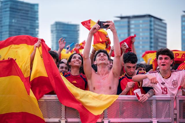 (260720) -- BARCELONA, July 20, 2026 (Xinhua) -- Fans of team Spain react while watching the live broadcast of the 2026 FIFA World Cup final match between Spain and Argentina in Barcelona, Spain, July 19, 2026. (Photo by Joan Gosa/Xinhua)
