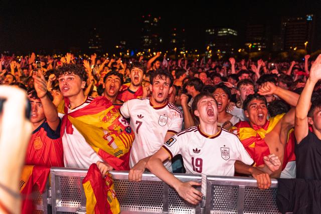 (260720) -- BARCELONA, July 20, 2026 (Xinhua) -- Fans of team Spain react while watching the live broadcast of the 2026 FIFA World Cup final match between Spain and Argentina in Barcelona, Spain, July 19, 2026. (Photo by Joan Gosa/Xinhua)