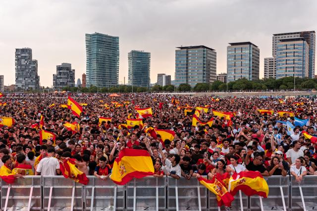 (260720) -- BARCELONA, July 20, 2026 (Xinhua) -- Fans of team Spain watch the live broadcast of the 2026 FIFA World Cup final match between Spain and Argentina in Barcelona, Spain, July 19, 2026. (Photo by Joan Gosa/Xinhua)