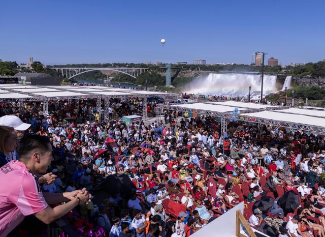 (260720) -- NIAGARA FALLS, July 20, 2026 (Xinhua) -- Fans watch the live broadcast of the final match of the 2026 FIFA World Cup between Spain and Argentina at the Fan Zone in Niagara Falls, Ontario, Canada, on July 19, 2026. (Photo by Zou Zheng/Xinhua)