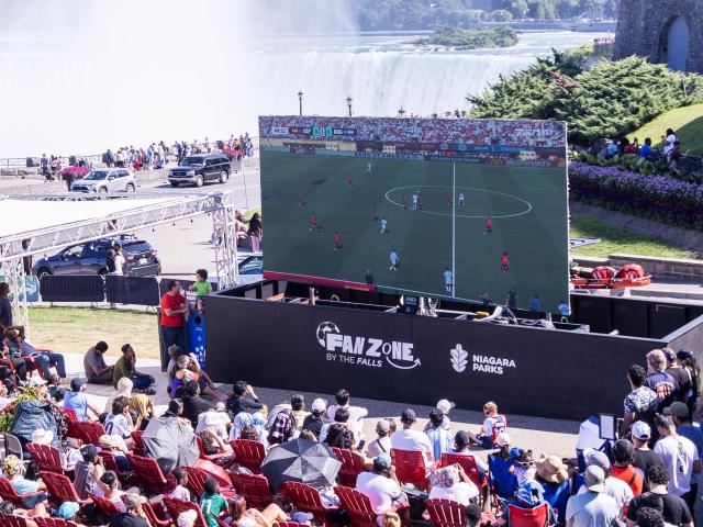 (260720) -- NIAGARA FALLS, July 20, 2026 (Xinhua) -- Fans watch the live broadcast of the final match of the 2026 FIFA World Cup between Spain and Argentina at the Fan Zone in Niagara Falls, Ontario, Canada, on July 19, 2026. (Photo by Zou Zheng/Xinhua)