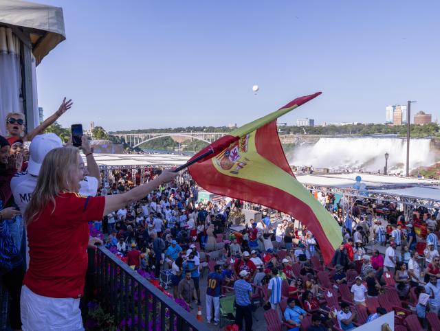 (260720) -- NIAGARA FALLS, July 20, 2026 (Xinhua) -- Fans of team Spain celebrate after the final match of the 2026 FIFA World Cup between Spain and Argentina at the Fan Zone in Niagara Falls, Ontario, Canada, on July 19, 2026. (Photo by Zou Zheng/Xinhua)