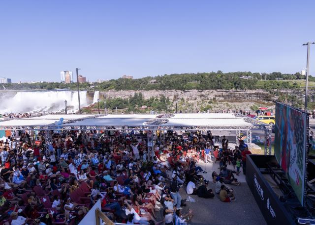 (260720) -- NIAGARA FALLS, July 20, 2026 (Xinhua) -- Fans watch the live broadcast of the final match of the 2026 FIFA World Cup between Spain and Argentina at the Fan Zone in Niagara Falls, Ontario, Canada, on July 19, 2026. (Photo by Zou Zheng/Xinhua)