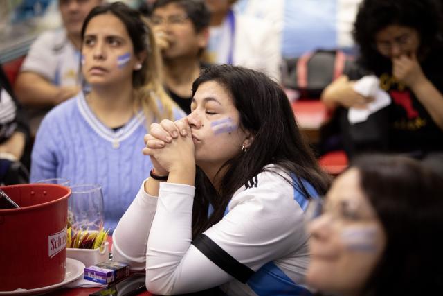 (260720) -- BUENOS AIRES, July 20, 2026 (Xinhua) -- Fans of team Argentina react while watching the live broadcast of the final match of the 2026 FIFA World Cup between Spain and Argentina in Buenos Aires, capital of Argentina, on July 19, 2026. (Photo by Martin Zabala/Xinhua)