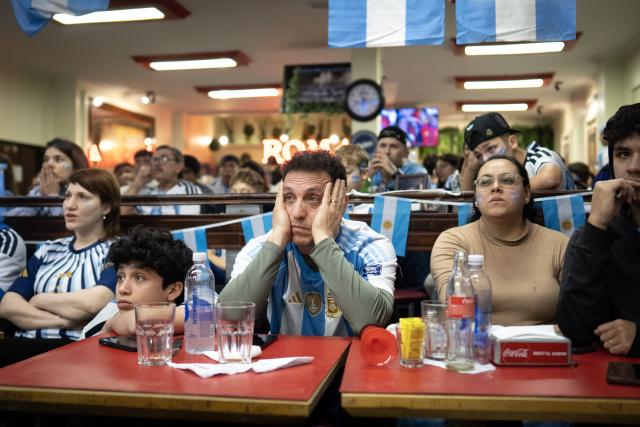 (260720) -- BUENOS AIRES, July 20, 2026 (Xinhua) -- Fans of team Argentina react while watching the live broadcast of the final match of the 2026 FIFA World Cup between Spain and Argentina in Buenos Aires, capital of Argentina, on July 19, 2026. (Photo by Martin Zabala/Xinhua)