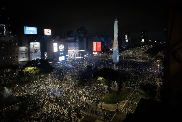 (260720) -- BUENOS AIRES, July 20, 2026 (Xinhua) -- Fans of team Argentina gather at the Obelisco after the final match of the 2026 FIFA World Cup between Spain and Argentina in Buenos Aires, capital of Argentina, on July 19, 2026. (Photo by Martin Zabala/Xinhua)