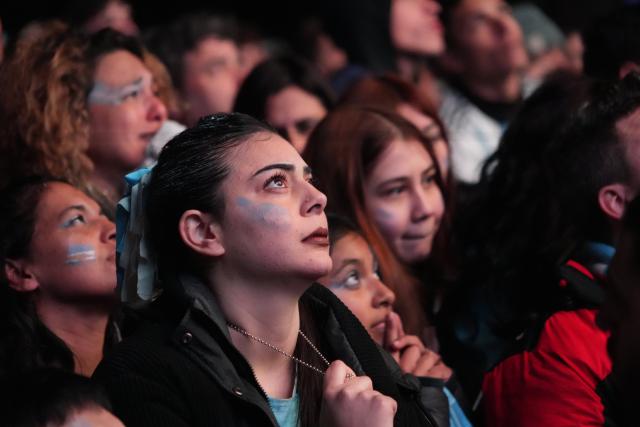 (260720) -- BUENOS AIRES, July 20, 2026 (Xinhua) -- Fans of team Argentina watch the live broadcast of the final match of the 2026 FIFA World Cup between Spain and Argentina at Plaza Seeber in Buenos Aires, capital of Argentina, on July 19, 2026. (Xinhua/Zhang Duo)