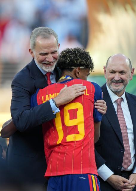 (260720) -- NEW JERSEY, July 20, 2026 (Xinhua) -- Lamine Yamal (front) of Spain hugs King Felipe VI of Spain after the final match between Spain and Argentina at the 2026 FIFA World Cup at the New York New Jersey Stadium, the United States, July 19, 2026. (Xinhua/Huang Zongzhi)
